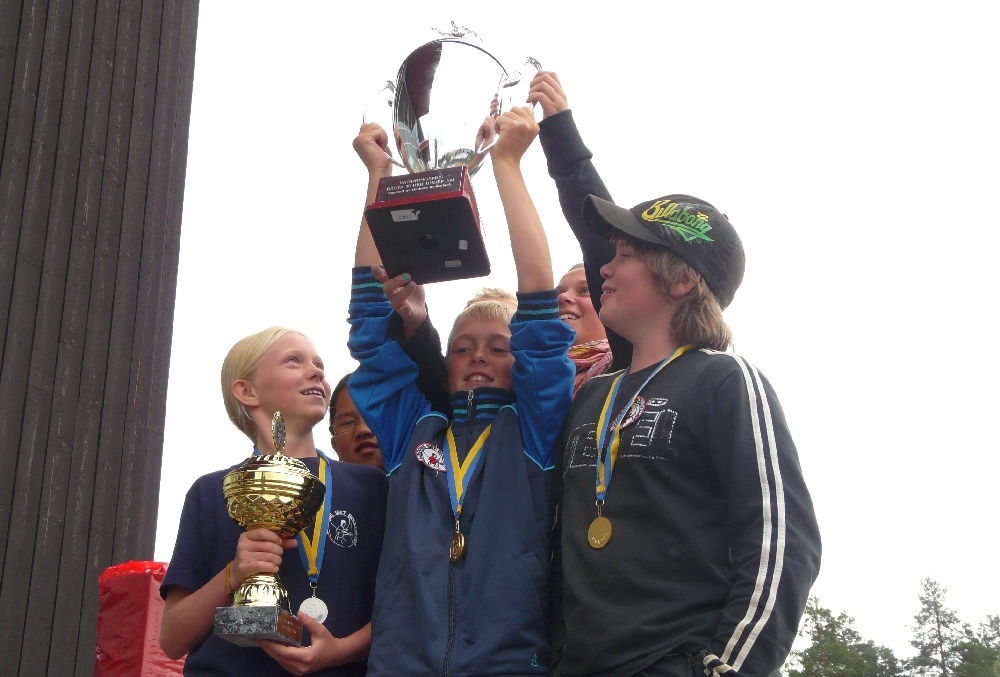 Spelare från Lindome BK tar emot vandringspriset till bästa klubb.