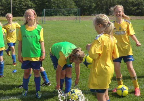 Fotbollsskolan 2013 samla bollar